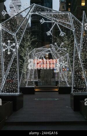 Das Four Seasons Hotel in der Innenstadt ziert für die Ferienzeit, New York City, USA Stockfoto