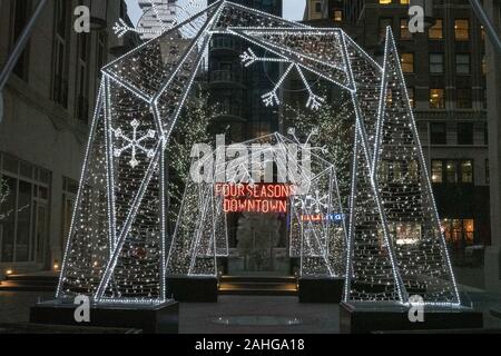 Das Four Seasons Hotel in der Innenstadt ziert für die Ferienzeit, New York City, USA Stockfoto