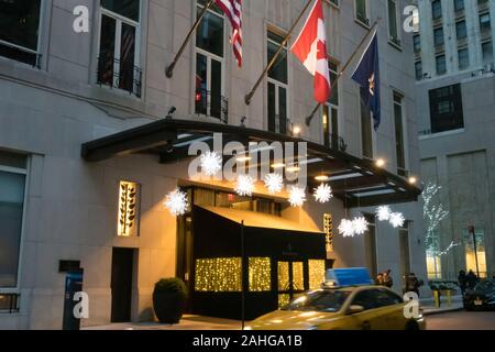 Das Four Seasons Hotel in der Innenstadt ziert für die Ferienzeit, New York City, USA Stockfoto