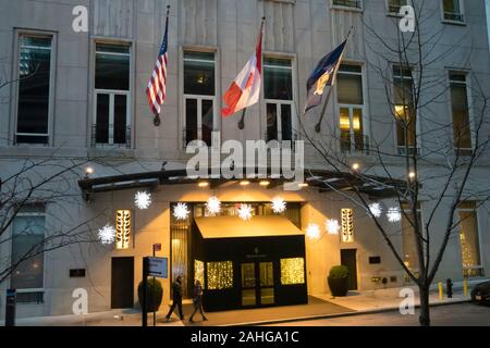 Das Four Seasons Hotel in der Innenstadt ziert für die Ferienzeit, New York City, USA Stockfoto