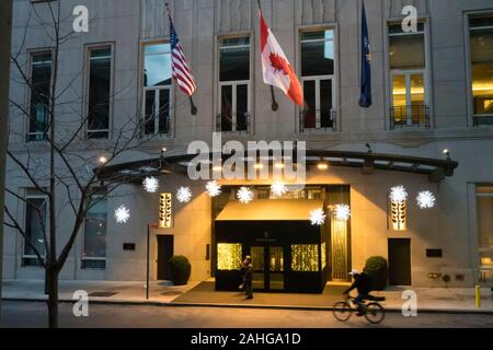 Das Four Seasons Hotel in der Innenstadt ziert für die Ferienzeit, New York City, USA Stockfoto