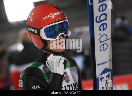 Oberstdorf, Deutschland. 29 Dez, 2019. Ski Nordisch/Skispringen: Weltcup, Vierschanzentournee, Big Hill, Männer, 2. Stephan Leyhe, Skispringer aus Deutschland, reagiert auf Springen. Quelle: Angelika Warmuth/dpa/Alamy leben Nachrichten Stockfoto