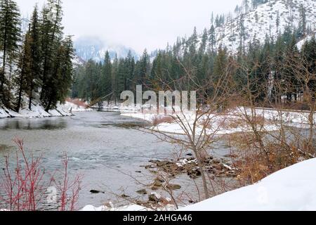 Skykomish River im Staat Washington, USA; River Bed, Winter mit Schnee und eisigen Wasser. Stockfoto