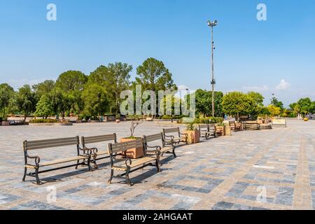 Islamabad Seeblick Park malerischen Atemberaubenden Blick auf Bänken sitzen auf einem sonnigen blauen Himmel Tag Stockfoto