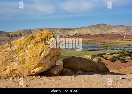 Bunte Landschaft von Barrage Sidi Chahed Talsperre, an der Straße von Sidi Kacem zu Fes, Mittlerer Atlas, Marokko, Nordafrika. Stockfoto