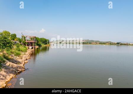 Islamabad Seeblick Park malerischen Atemberaubenden Blick auf Ufer auf einem sonnigen blauen Himmel Tag Stockfoto