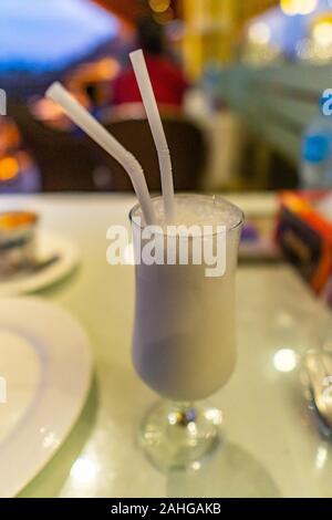 Traditionelle köstlichen Pakistanischen Gemeinsame gesüßt Lassi malerischen Blick in ein hohes Glas Stockfoto