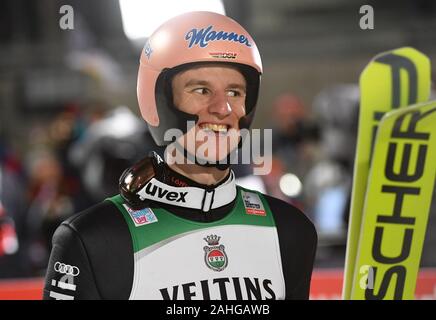 Oberstdorf, Deutschland. 29 Dez, 2019. Ski Nordisch/Skispringen: Weltcup, Vierschanzentournee, Big Hill, Männer, 2. Karl Geiger, Skispringer aus Deutschland, reagiert auf Springen. Quelle: Angelika Warmuth/dpa/Alamy leben Nachrichten Stockfoto