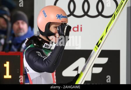 Oberstdorf, Deutschland. 29 Dez, 2019. Ski Nordisch/Skispringen: Weltcup, Vierschanzentournee, Big Hill, Männer, 2. Karl Geiger, Skispringer aus Deutschland, reagiert auf Springen. Credit: Daniel Karmann/dpa/Alamy leben Nachrichten Stockfoto