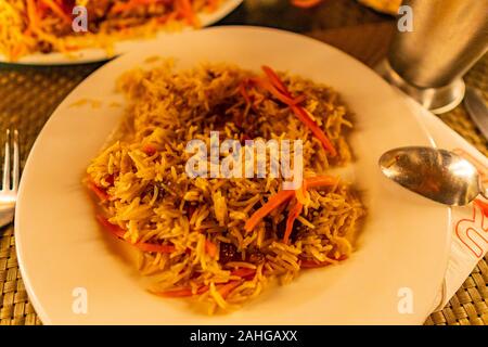Traditionelle köstlichen Pakistanischen Lamm Biryani auf einem weißen Teller malerische Aussicht serviert. Stockfoto