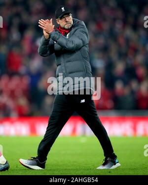 Liverpool Manager Jürgen Klopp lobt die Fans am Ende der Premier League Spiel im Stadion Anfield, Liverpool. Stockfoto