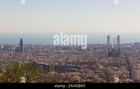 Die herrliche Aussicht auf die Stadt Barcelona von der Oberseite des Park Güell mit Mittelmeer im Hintergrund. Urbane Stadtbild Konzept Stockfoto