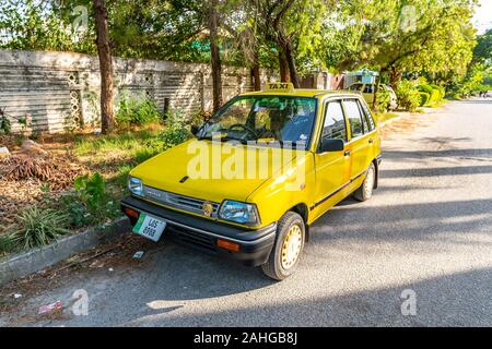 Islamabad gelb gefärbte Kleine Taxi Auto malerischen Atemberaubenden Blick auf sonnigen blauen Himmel Tag Stockfoto