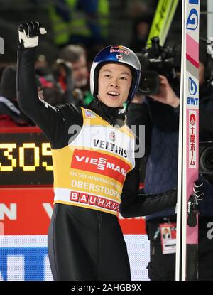 Oberstdorf, Deutschland. 29 Dez, 2019. Ski Nordisch/Skispringen: Weltcup, Vierschanzentournee, Big Hill, Männer, 2. Ryoyu Kobayashi, Skispringer aus Japan, jubelt nach seinem Sprung. Credit: Daniel Karmann/dpa/Alamy leben Nachrichten Stockfoto