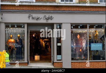 Guildford, Großbritannien - 06 November 2019: Die Fassade der Phase Acht kleidung shop an der High Street Stockfoto