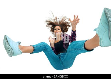 Eine zweite vor Fallen. Kaukasische Mädchen Fallen im Moment mit hellen Gefühle und Mimik. Weibliche Model in legere Kleidung. Schockiert, Angst, schreien. Copyspace für Ad. Stockfoto