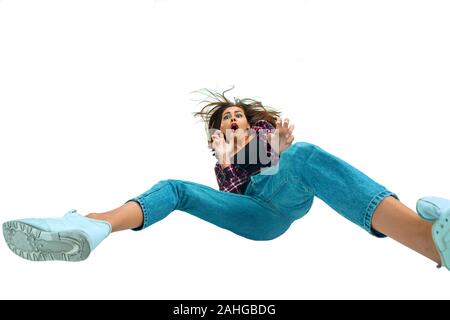 Eine zweite vor Fallen. Kaukasische Mädchen Fallen im Moment mit hellen Gefühle und Mimik. Weibliche Model in legere Kleidung. Schockiert, Angst, schreien. Copyspace für Ad. Stockfoto