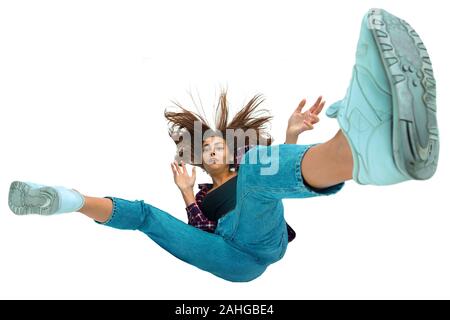 Eine zweite vor Fallen. Kaukasische Mädchen Fallen im Moment mit hellen Gefühle und Mimik. Weibliche Model in legere Kleidung. Schockiert, Angst, schreien. Copyspace für Ad. Stockfoto