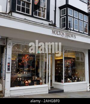 Guildford, Großbritannien - 06 November 2019: Die Fassade der Marke Molton Brown Store an der High Street Stockfoto