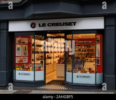 Guildford, Großbritannien - 06 November 2019: die Fassade von Le Creuset Outlet Store an der High Street Stockfoto