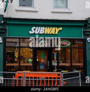 Guildford, Großbritannien - 06 November 2019: Die Fassade der U-Bahn snadwich Shop auf Epsom Road Stockfoto