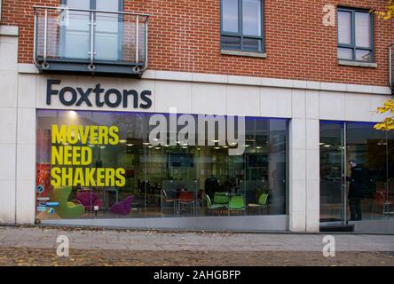 Guildford, Großbritannien - 06 November 2019: Die Fassade der Foxtons Immobilienmakler in Epsom Road Stockfoto