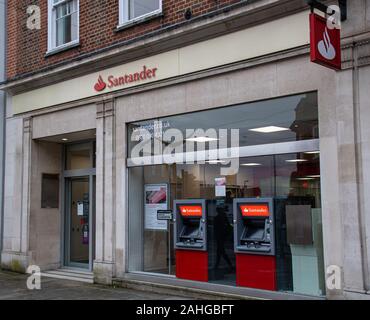 Guildford, Großbritannien - 06 November 2019: Die Niederlassung der Santander Bank an der High Street Stockfoto