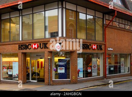 Guildford, Großbritannien - 06 November 2019: HSBC Bank Eingang auf der North Street Stockfoto