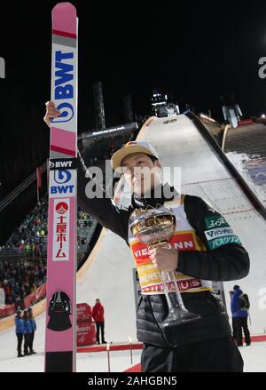 Oberstdorf, Deutschland. 29 Dez, 2019. Ski Nordisch/Skispringen: Weltcup, Vierschanzentournee, Big Hill, Männer, 2. Ryoyu Kobayashi, Skispringer aus Japan, feiert seinen Sieg mit der Schale. Credit: Daniel Karmann/dpa/Alamy leben Nachrichten Stockfoto