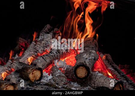 Hot lebendige brennen Birke in Kamin an einem kalten Wintertag. Stockfoto