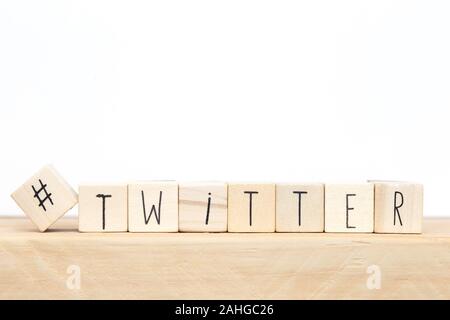 Holzwürfel mit einem Hashtag und das Wort Twitter in der Nähe von weißen Hintergrund, social media Konzept Stockfoto