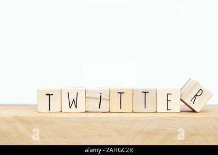 Holzwürfel mit einem Hashtag und das Wort Twitter in der Nähe von weißen Hintergrund, social media Konzept Stockfoto