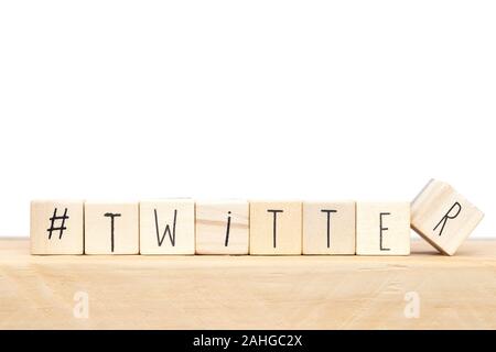 Holzwürfel mit einem Hashtag und das Wort Twitter in der Nähe von weißen Hintergrund, social media Konzept Stockfoto