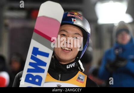 Oberstdorf, Deutschland. 29 Dez, 2019. Ski Nordisch/Skispringen: Weltcup, Vierschanzentournee, Big Hill, Männer, 2. Ryoyu Kobayashi, Skispringer aus Japan, jubelt nach seinem Sprung. Quelle: Angelika Warmuth/dpa/Alamy leben Nachrichten Stockfoto