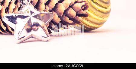 Silver Star, pinienzapfen und golden Christmas Ball auf hellen Hintergrund Stockfoto