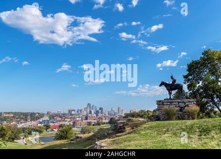 Blick auf die Skyline der Innenstadt von Penn Valley Park, Kansas City, Missouri, USA. Cyrus Dallin die Statue eines Sioux Indan, der Scout, im Vordergrund. Stockfoto