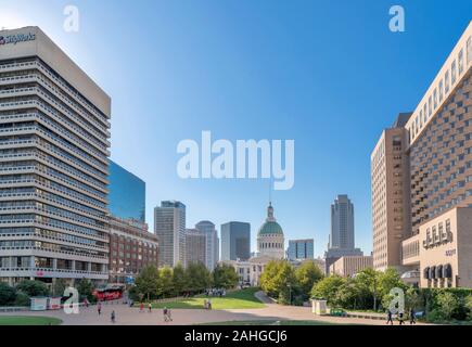 Skyline der Innenstadt in Richtung das alte Gerichtsgebäude von Luther Ely Smith Park, Saint Louis, Missouri, USA suchen Stockfoto