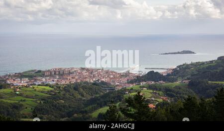 Bermeo Fischerort Blick auf bewölkten Tag mit Insel Izaro in der Nähe des Hafens, Baskenland Stockfoto