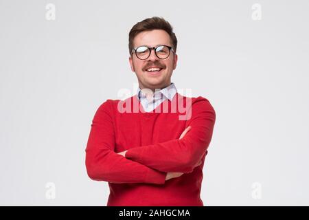 Mann im roten Pullover und Gläser vor der Kamera stehen, Gefühl Positiven, selbstbewussten Stockfoto