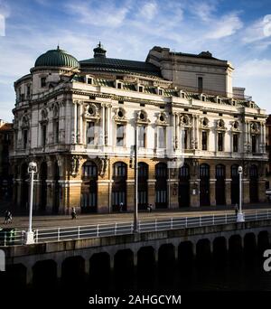 Berühmte Theater Arriaga bei Sonnenuntergang über blauen Himmel Hintergrund in Bilbao Stadt. Europäische kulturelle Sehenswürdigkeit, Architektur Konzepte Stockfoto