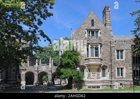 PRINCETON, NJ, USA - JUNI 2016: Princeton University ist für seine eleganten gotischen Stil Gebäude aus Stein mit Bleiglasfenstern festgestellt Stockfoto