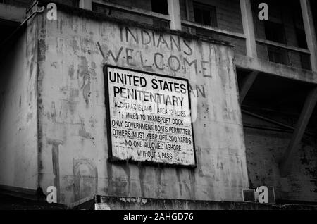 United States Penitentiary Zeichen auf Alcatraz auf Wand mit Willkommen Indianer spray darüber gemalt. Stockfoto