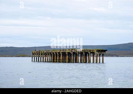 Überreste des WW2-Piers für Boom-Verteidigungsdepot bei Mellon Charles, Ostufer von Loch Ewe, Wester Ross, Northwest Highlands of Scotland Stockfoto