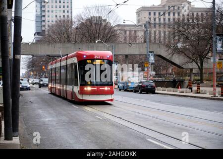 Toronto, Ontario, Kanada. 29. Dezember 2019. Nach vier Jahrzehnten nach Toronto Pendler, der Toronto Transit Kommission Canadian Light Rail Fahrzeug (CLRV) Straßenbahnen machen Ihren letzten läuft durch den Kern der Stadt. Ab morgen ausschließlich diese neuen Bombardier niedrige reiten Straßenbahnen wird auf den Straßen von Toronto gesehen werden. Quelle: JF Pelletier/Alamy Leben Nachrichten. Stockfoto