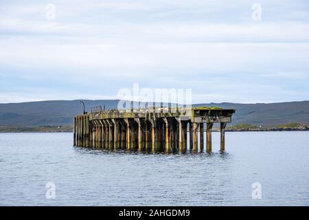 Überreste des WW2-Piers für Boom-Verteidigungsdepot bei Mellon Charles, Ostufer von Loch Ewe, Wester Ross, Northwest Highlands of Scotland Stockfoto