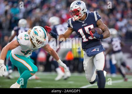 Foxborough, United States. 29 Dez, 2019. New England Patriots wide receiver N'Keal Harry (15) versucht, Dodge ein Angriff durch Miami Dolphins linebacker Andrew Van Ginkel (43) Auf einem Empfang im zweiten Quartal am Gillette Stadium in Foxborough, Massachusetts am Sonntag, 29. Dezember 2019. Foto von Matthew Healey/UPI Quelle: UPI/Alamy leben Nachrichten Stockfoto