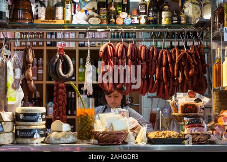 Ein ladenbesitzer bereitet eine Bestellung für einen Kunden im Mercado de Abastos in Santiago de Compostela, Spanien. Die Stadt ist der Terminus der Weg von St. J Stockfoto