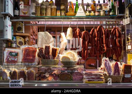 Gourmet Foods in der Anzeige bei einer charcuterie im Mercado de Abastos in Santiago de Compostela, Spanien. Die Stadt ist der Terminus der Jakobsweg Stockfoto