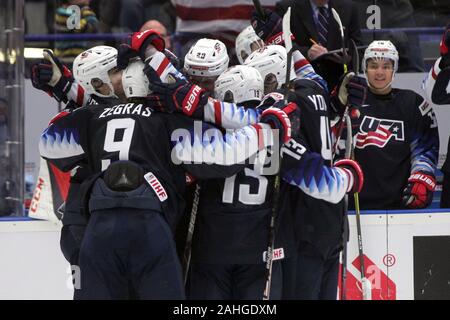 Ostrava, Tschechische Republik. 29 Dez, 2019. Spieler aus den USA feiern das erste Ziel in der 2020 IIHF World Junior Eishockey WM Gruppe B Übereinstimmung zwischen den USA und Russland in Ostrava, Tschechische Republik, am 29. Dezember 2019. Credit: Petr Sznapka/CTK Photo/Alamy leben Nachrichten Stockfoto