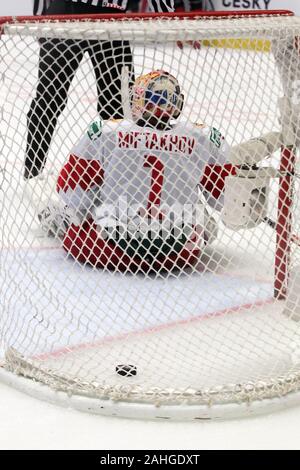 Ostrava, Tschechische Republik. 29 Dez, 2019. Russische Torhüter Amir Miftakhov erhält das zweite Ziel während der 2020 IIHF World Junior Eishockey WM Gruppe B Übereinstimmung zwischen den USA und Russland in Ostrava, Tschechische Republik, am 29. Dezember 2019. Credit: Petr Sznapka/CTK Photo/Alamy leben Nachrichten Stockfoto